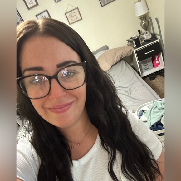 Meet your Posher, Emily - Picture 1 of 3